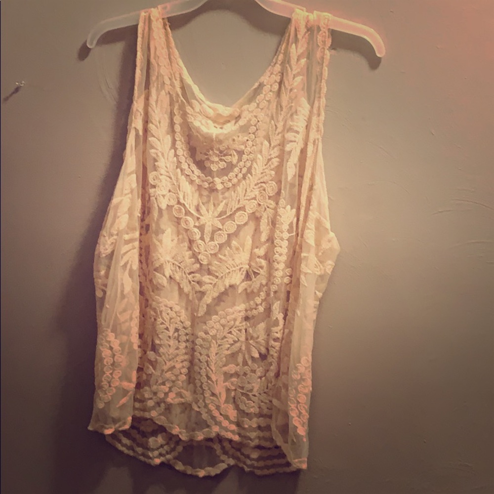 Cream colored lace tank with embroidering 🧵